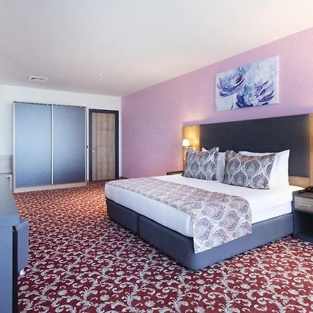 Euphoria Batumi Convention & Casino Hotel Luaran gambar A room at the hotel