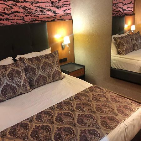 Euphoria Batumi Convention & Casino Hotel Luaran gambar A room at the hotel