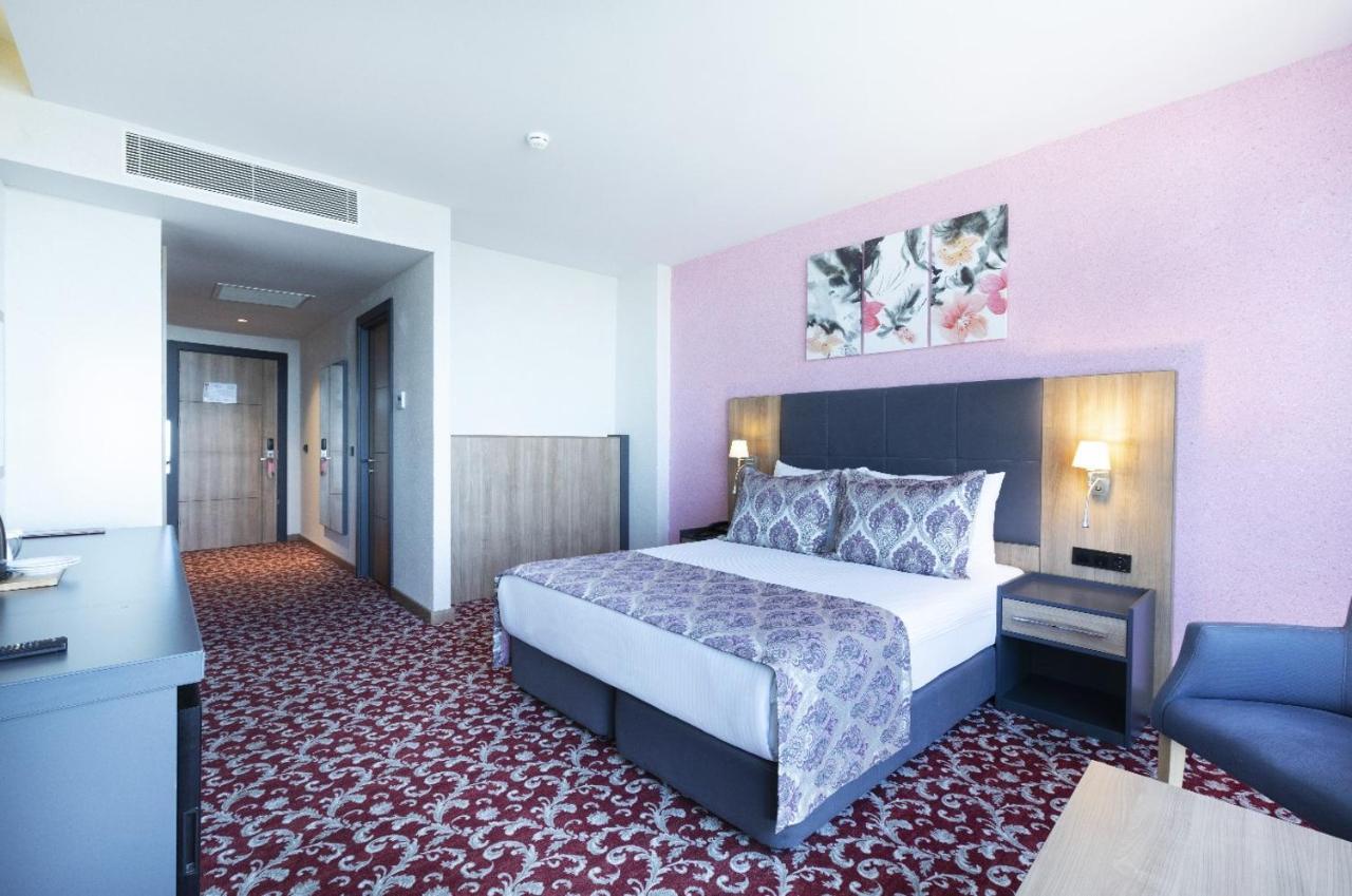 Euphoria Batumi Convention & Casino Hotel Luaran gambar A room at the hotel