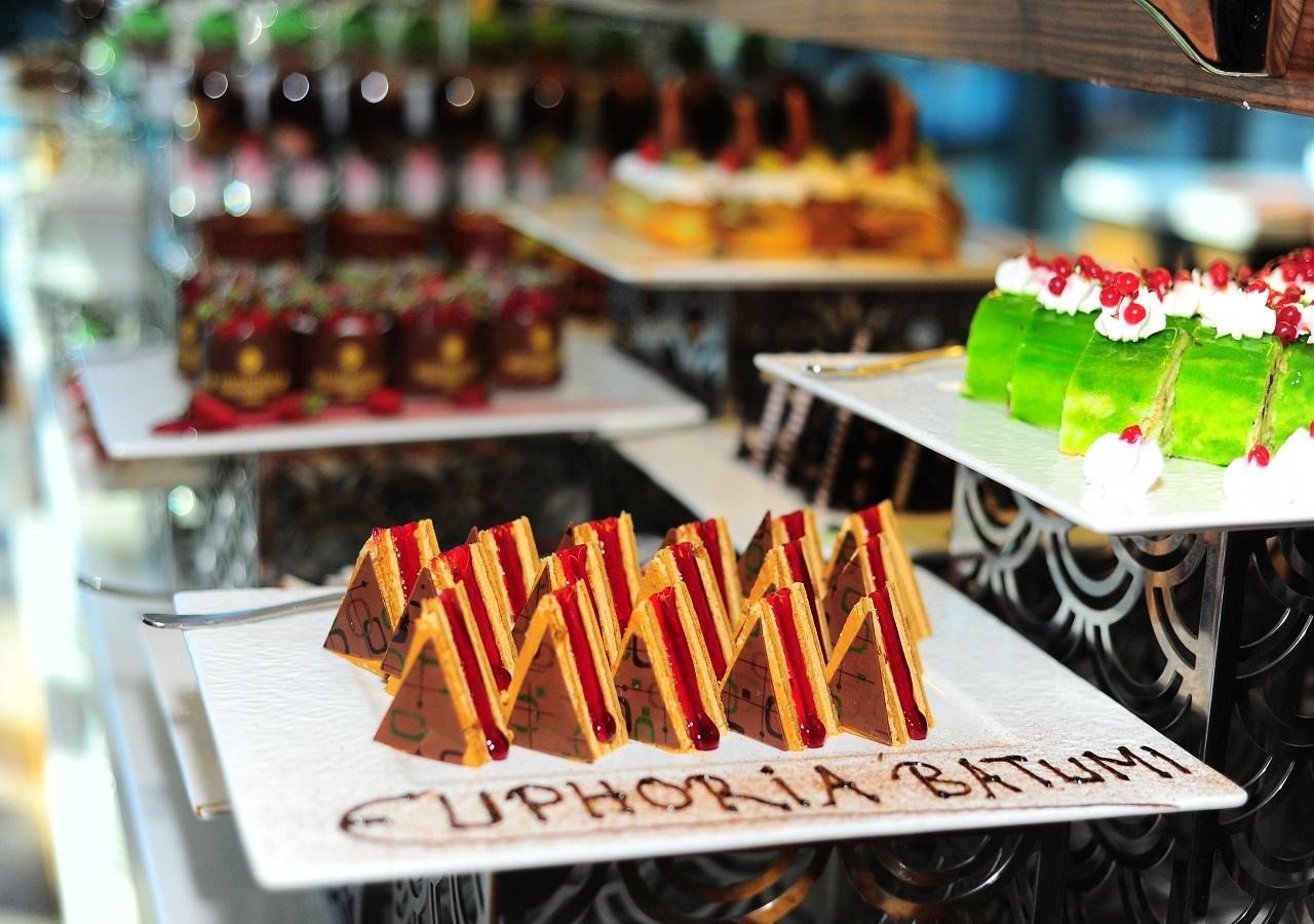 Euphoria Batumi Convention & Casino Hotel Luaran gambar A selection of cakes