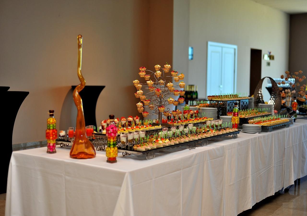 Euphoria Batumi Convention & Casino Hotel Luaran gambar A buffet table