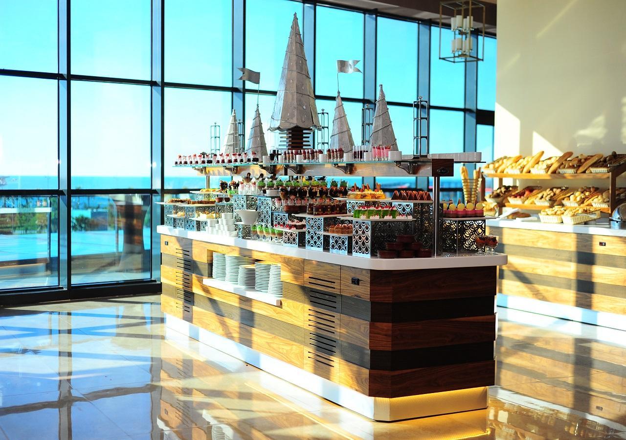 Euphoria Batumi Convention & Casino Hotel Luaran gambar The buffet at the 360° restaurant