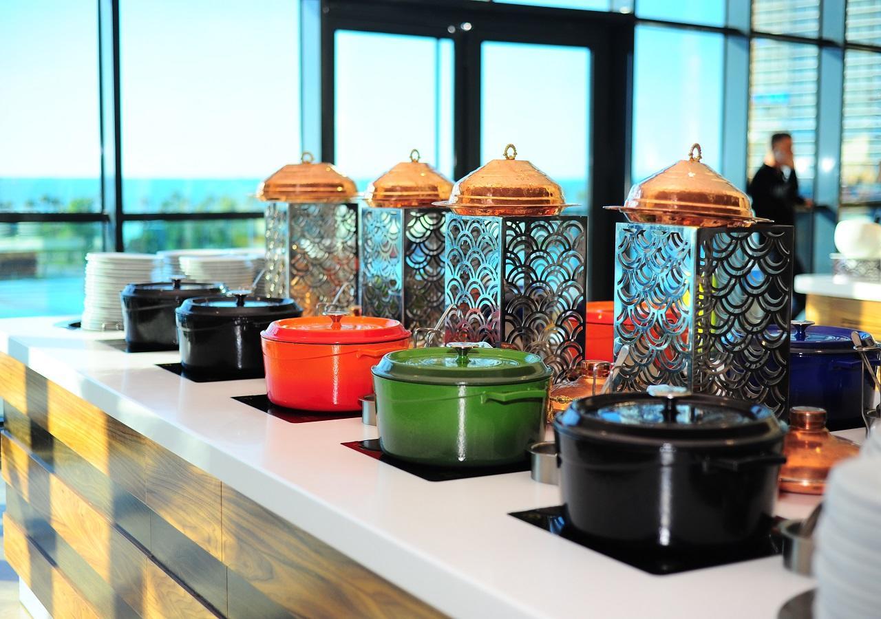 Euphoria Batumi Convention & Casino Hotel Luaran gambar Le Creuset cookware