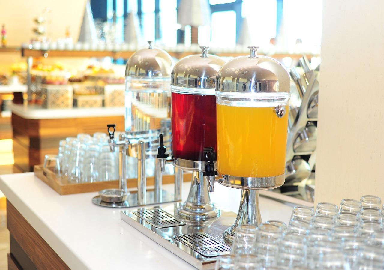 Euphoria Batumi Convention & Casino Hotel Luaran gambar Juice dispensers
