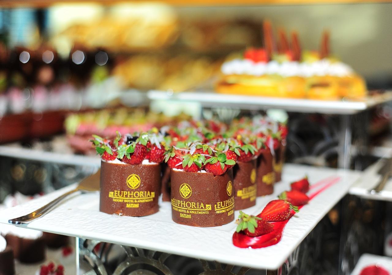 Euphoria Batumi Convention & Casino Hotel Luaran gambar Chocolate desserts