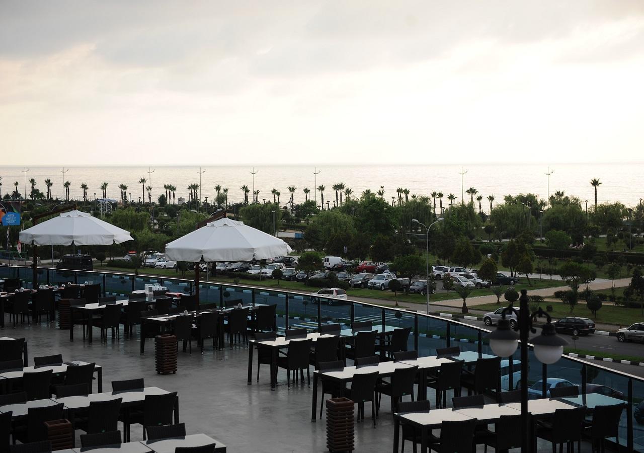 Euphoria Batumi Convention & Casino Hotel Luaran gambar The outdoor seating area at the restaurant