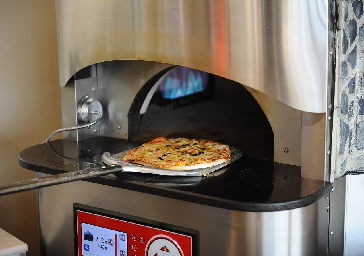 Euphoria Batumi Convention & Casino Hotel Luaran gambar A pizza oven