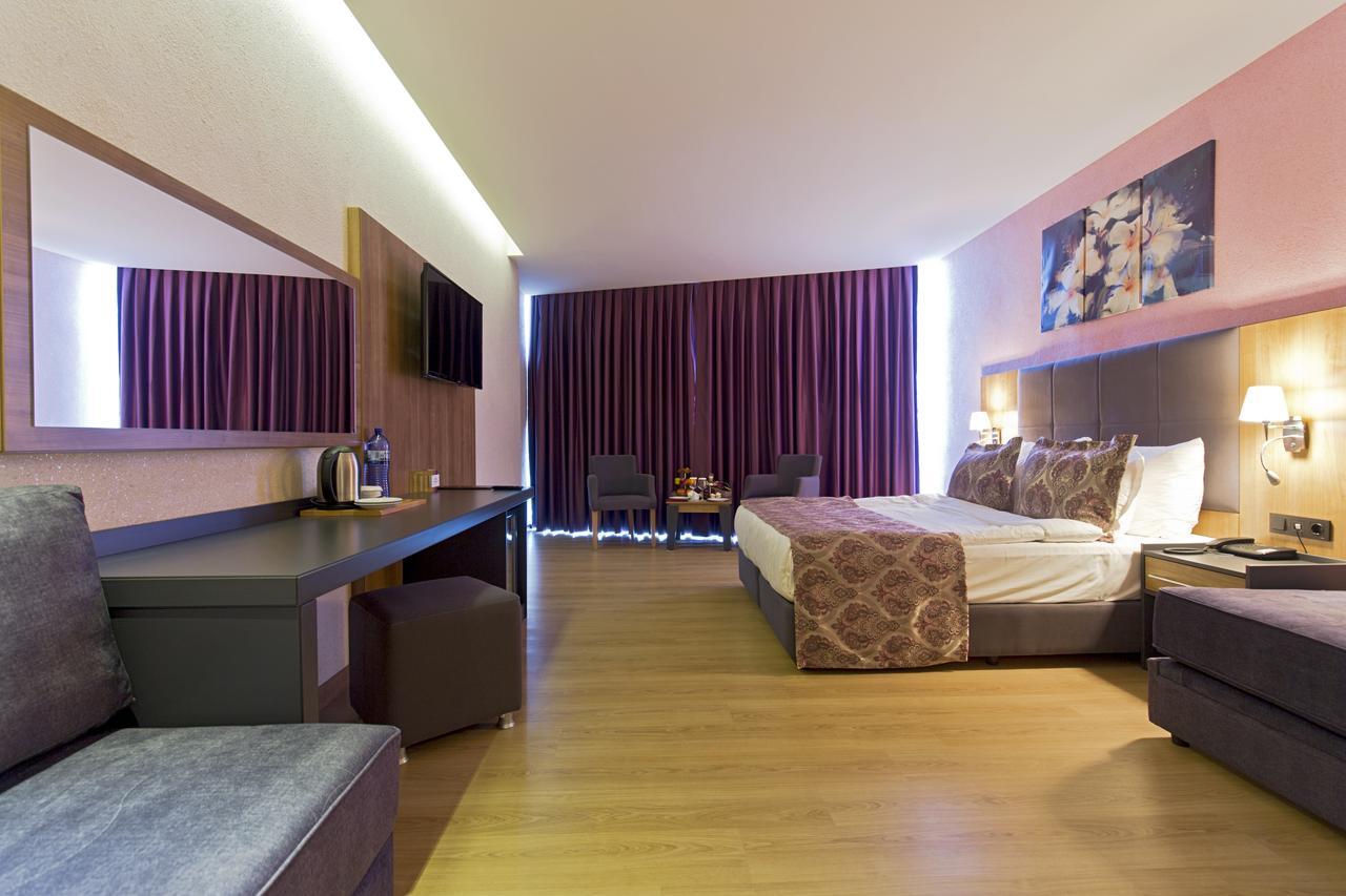 Euphoria Batumi Convention & Casino Hotel Luaran gambar A room at the hotel