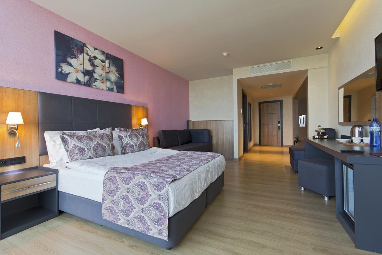 Euphoria Batumi Convention & Casino Hotel Luaran gambar A room at the hotel