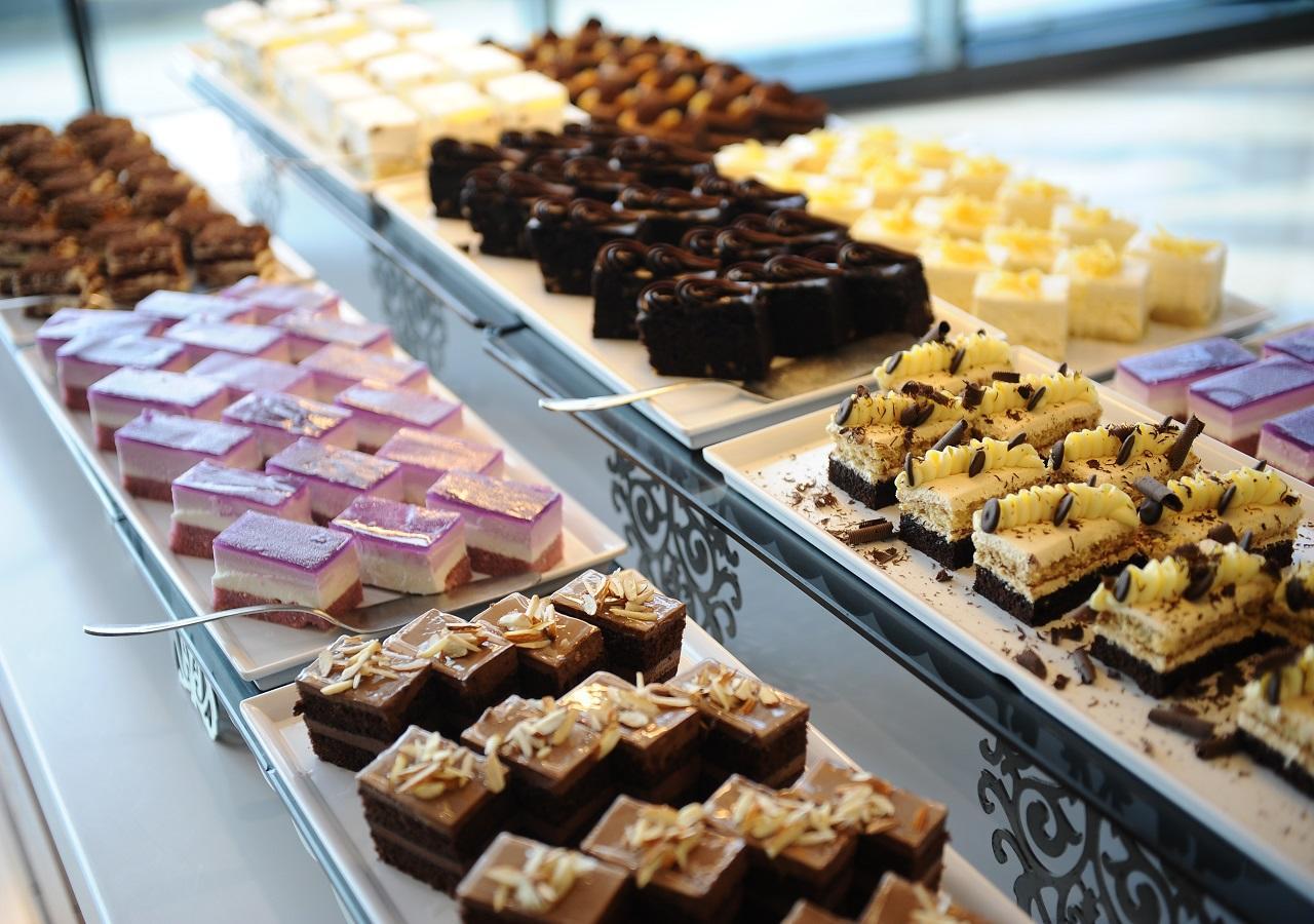 Euphoria Batumi Convention & Casino Hotel Luaran gambar A selection of cakes