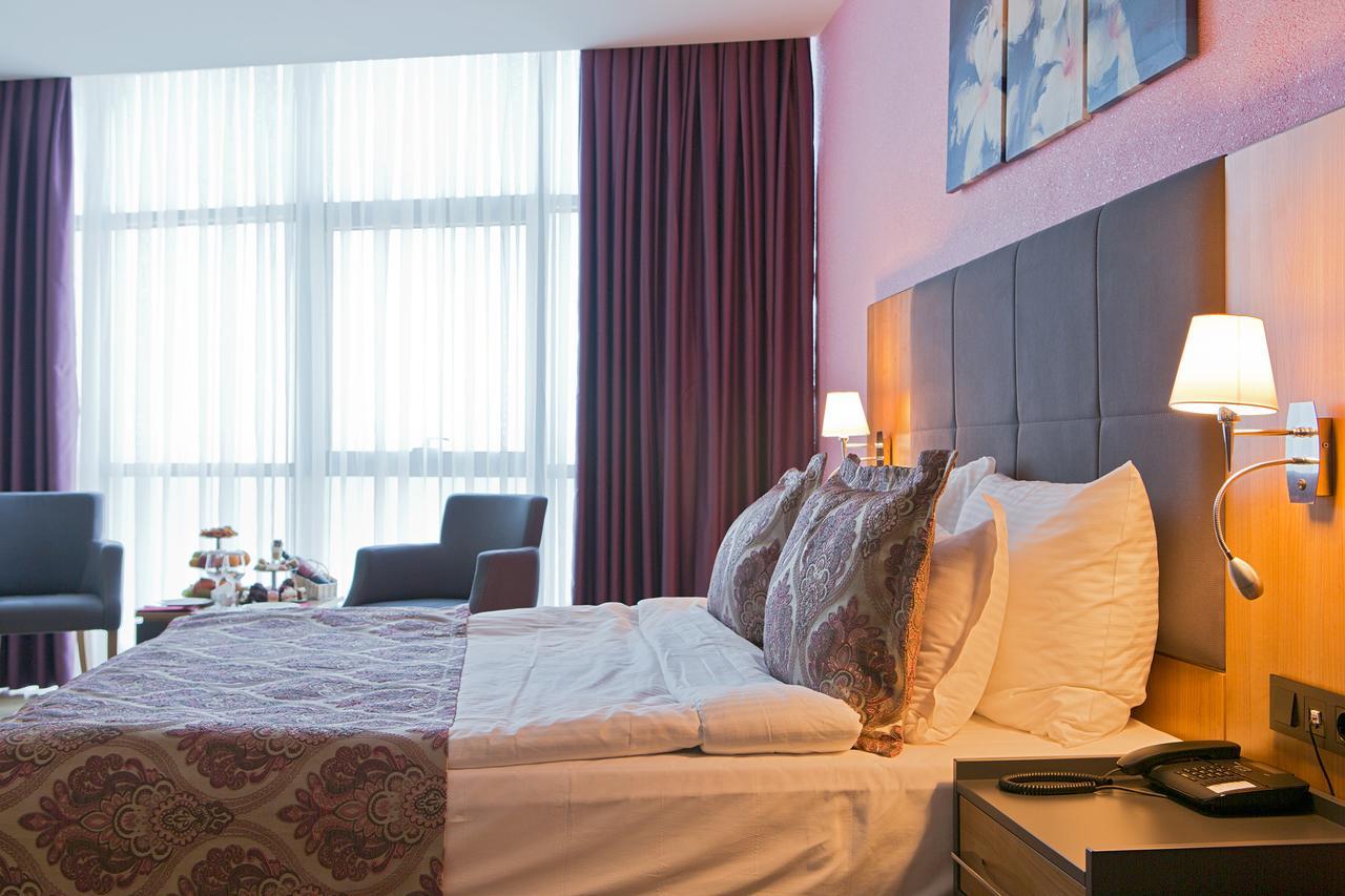 Euphoria Batumi Convention & Casino Hotel Luaran gambar A bedroom at the hotel