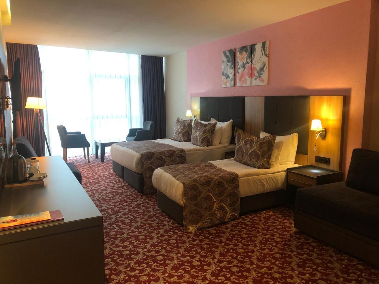Euphoria Batumi Convention & Casino Hotel Luaran gambar A room at the hotel