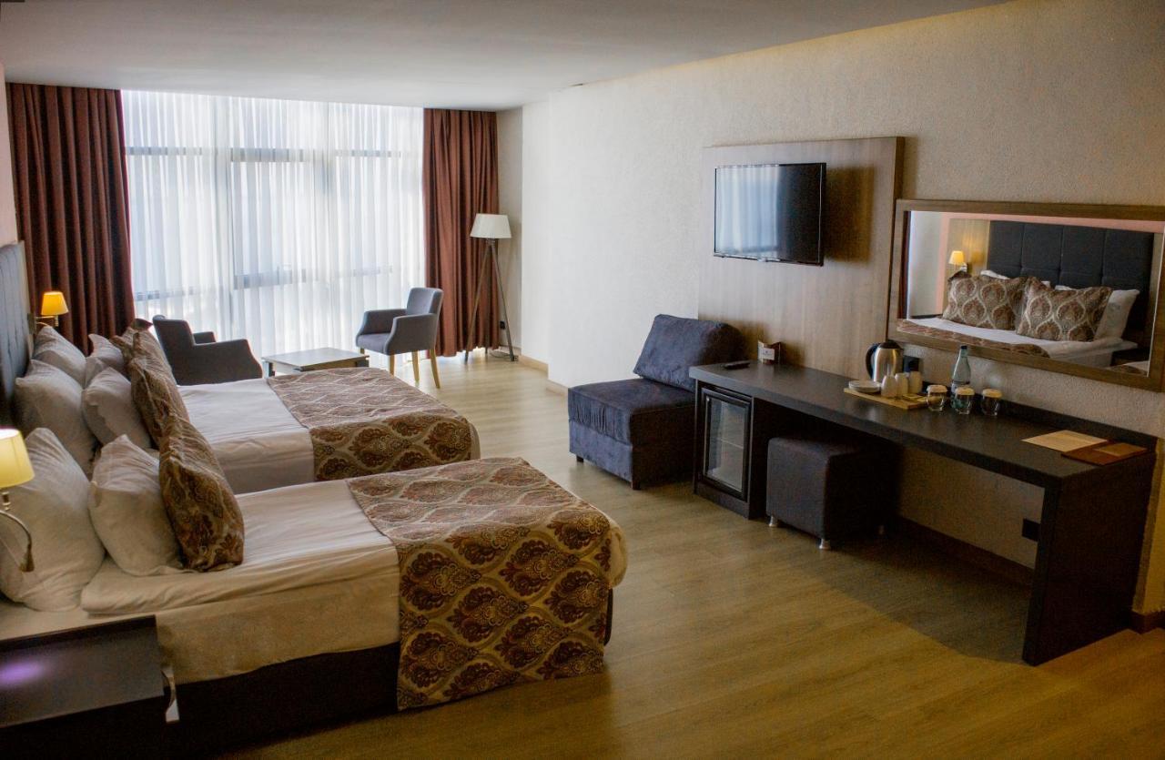 Euphoria Batumi Convention & Casino Hotel Luaran gambar A room at the hotel