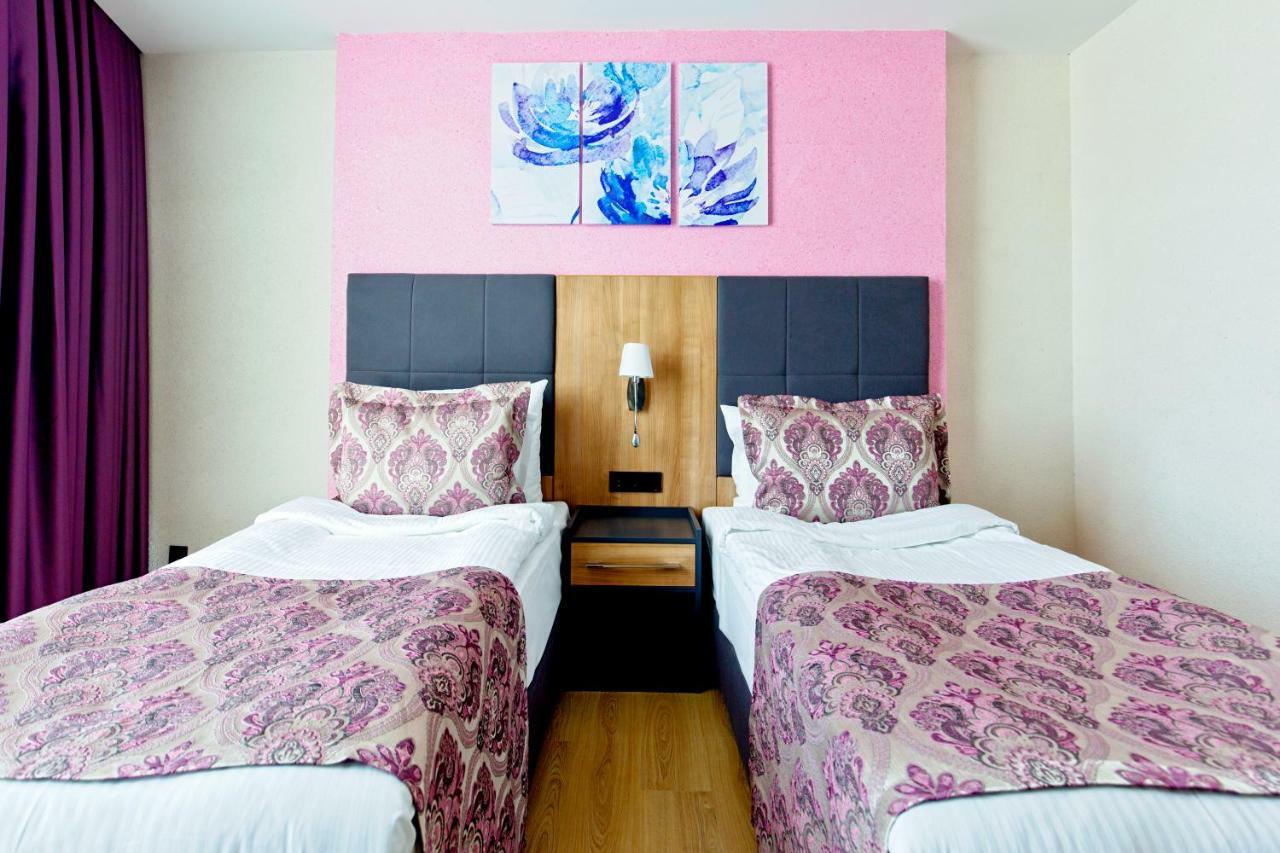 Euphoria Batumi Convention & Casino Hotel Luaran gambar A room at the hotel