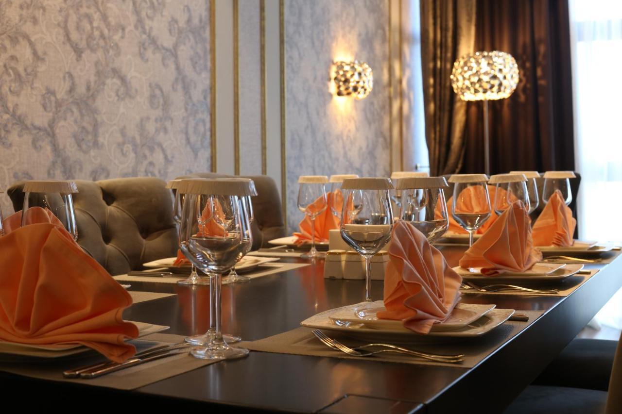 Euphoria Batumi Convention & Casino Hotel Luaran gambar A table set for a meal