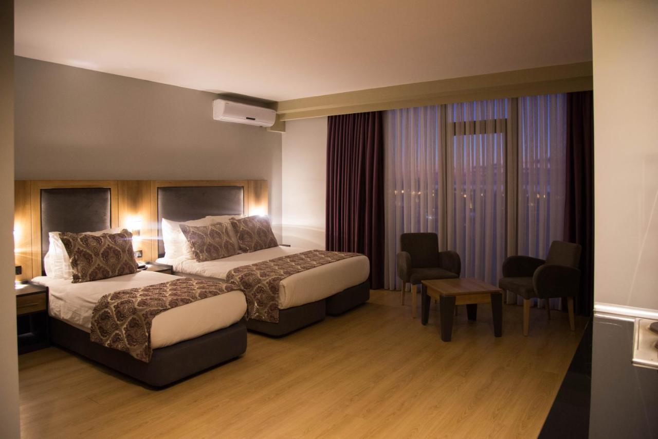 Euphoria Batumi Convention & Casino Hotel Luaran gambar A room at the hotel