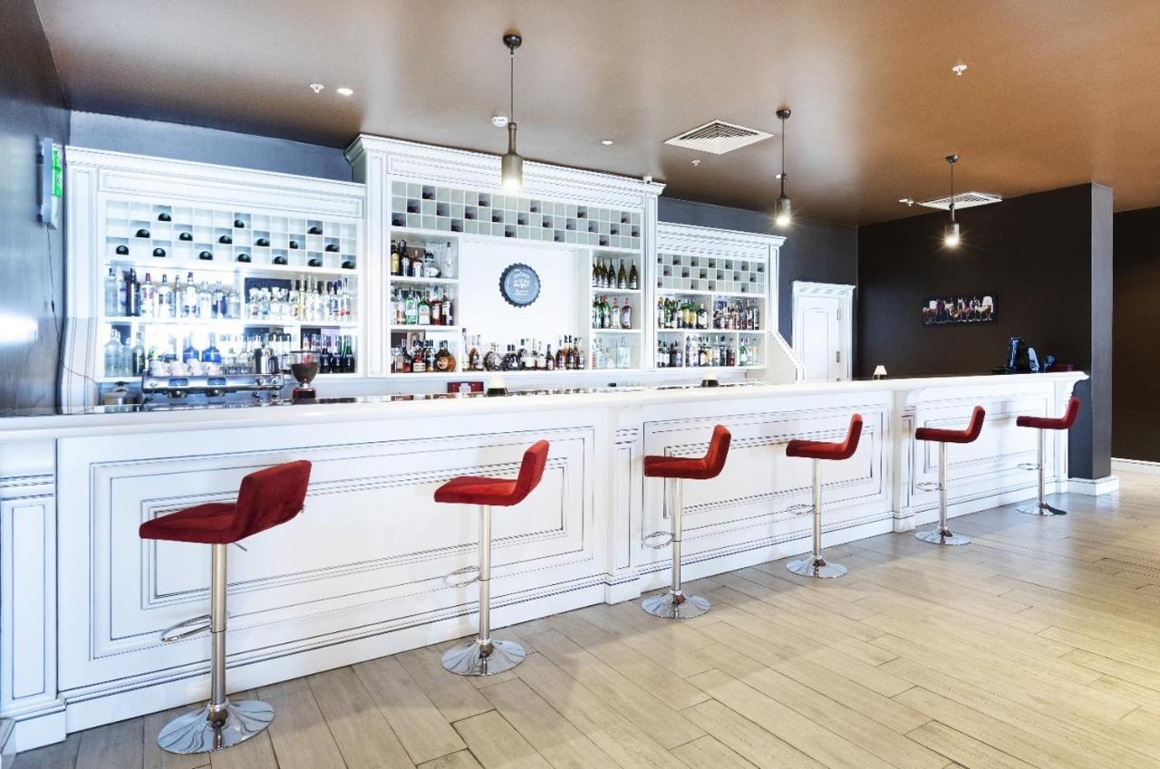 Euphoria Batumi Convention & Casino Hotel Luaran gambar The bar at the 360° Lounge